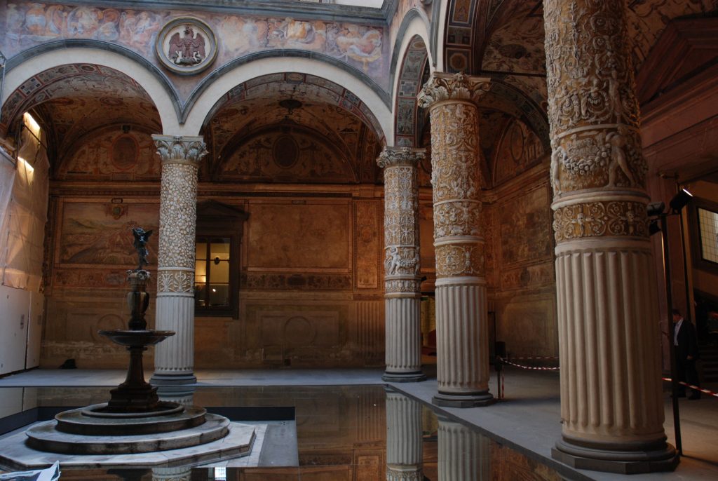 This image has an empty alt attribute; its file name is palazzo-vecchio-courtyard-1024x686.jpg